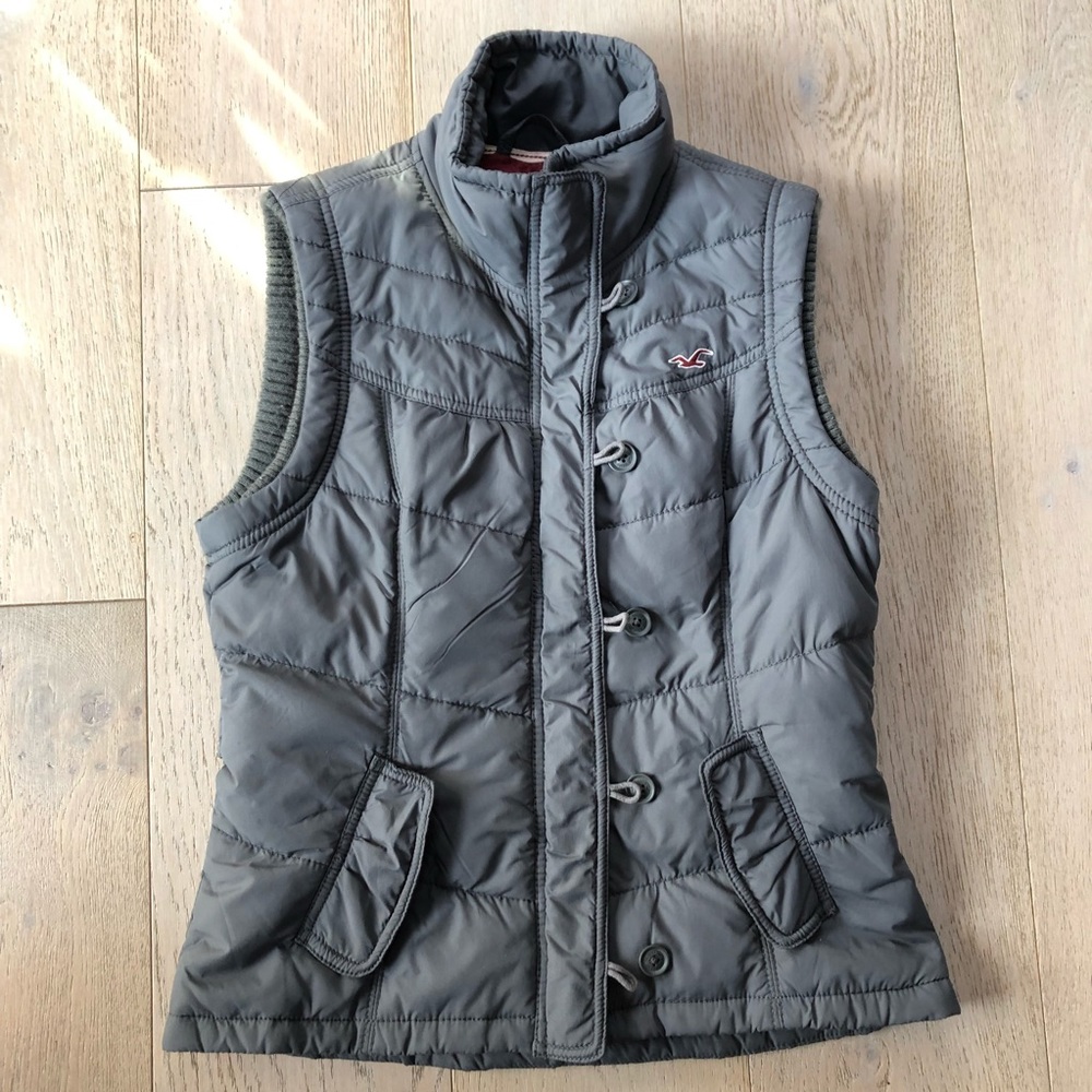 Hollister • gray puffer vest